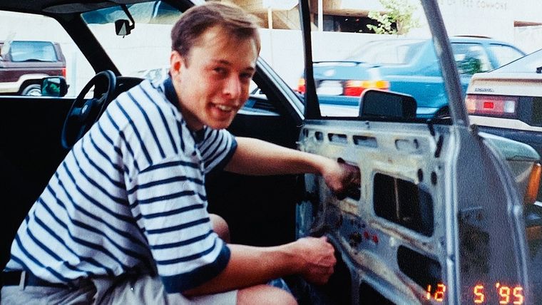 Elon Musk mientras reparaba su coche, 1995.