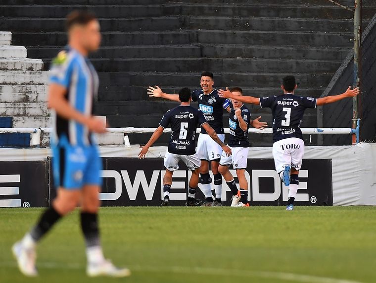 La Lepra juega con Almagro. Foto: Télam