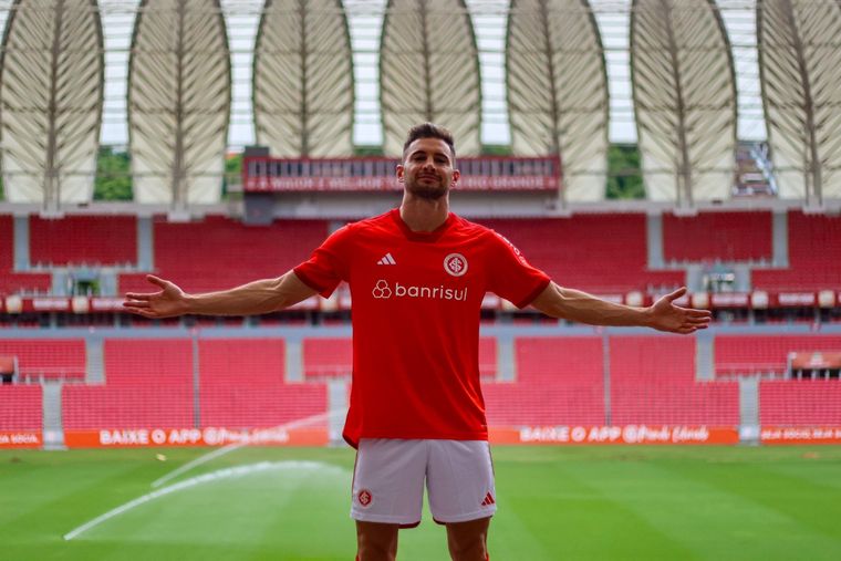 Alario fue presentado en el Inter de Porto Alegre Foto: @SCInternacional