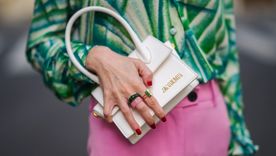 La manicura francesa se reinventa esta temporada con detalles gráficos modernos, ¡Mirá todos los diseños en la nota! Foto: Vanity Fair