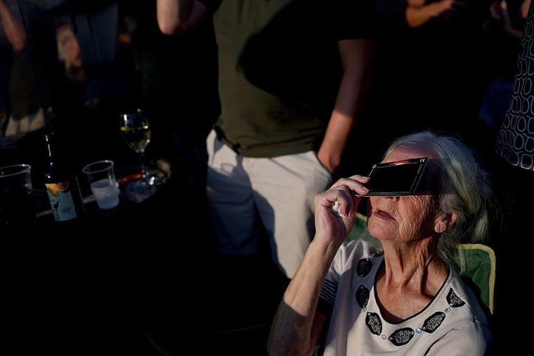 Cientos de personas vieron el eclipse con las gafas especiales.