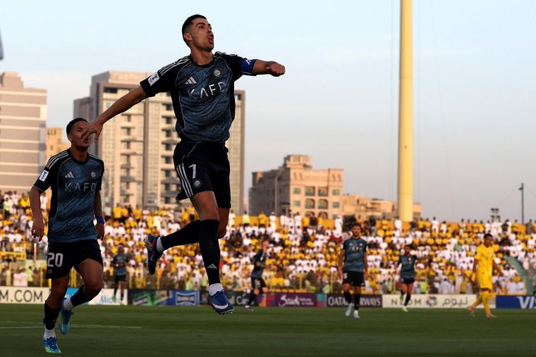 Ronaldo volvió a marca y, de yapa, se cruzó con los hinchas que cantaron a favor de Messi.