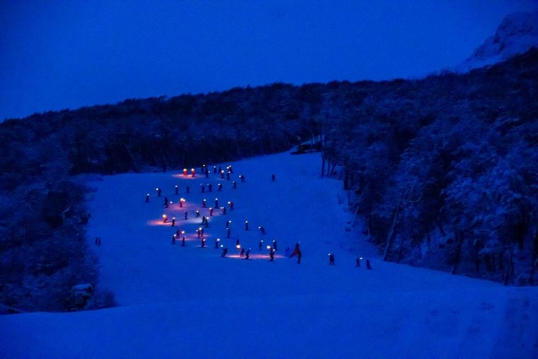 La primera bajada de antorchas en el principal complejo invernal de Ushuaia se llevó a cabo en julio de 2000 Foto: Télam