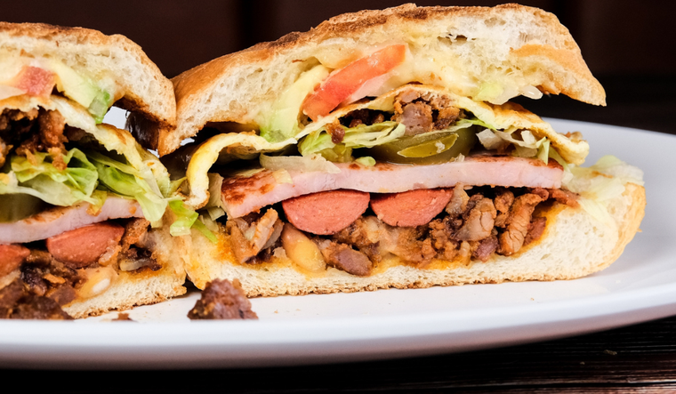 Aunque parece moderna, la receta de la torta cubana lleva décadas siendo un símbolo de la comida rápida mexicana, famosa por combinar varios tipos de carnes en un solo pan.