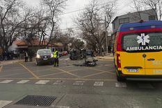 Un choque entre una camioneta y una motocicleta dejó a tres personas hospitalizadas.