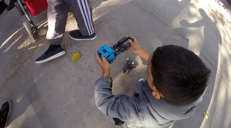 En la puerta de un Centro de Salud un niño espera ser atendido junto a su mamá y hermanos Foto: ALF PONCE MERCADO / MDZ