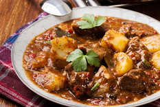 La más deliciosa combinación: patatas con carne ¡y encima en un guiso! Foto: Shutterstock