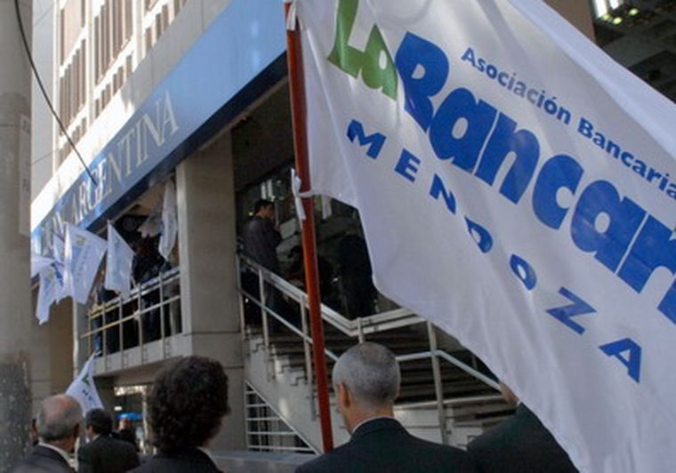 La Bancaria es uno de los gremios que adhiere al paro general. La Bancaria es uno de los gremios que adhiere al paro general.