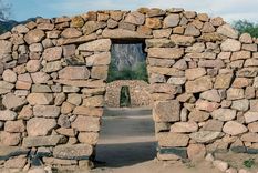 Puertas alineadas en los antiguos recintos de piedra del Shincal, un testimonio de la arquitectura y el orden urbano incaico en el corazón de Catamarca.
