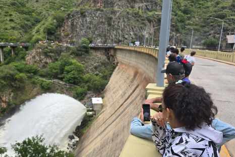 Abrieron una de las válvulas del dique San Roque y los turistas pudieron disfrutar la primera cola de novia de 2026. Fotos: Carlos Paz Vivo! Abrieron una de las válvulas del dique San Roque y los turistas pudieron disfrutar la primera cola de novia de 2026. Fotos: Carlos Paz Vivo!