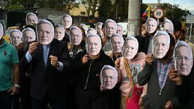 Seguidores del expresidente Uribe llegaron hasta el complejo judicial de Paloquemao, donde se llevaba a cabo la audiencia. Seguidores del expresidente Uribe llegaron hasta el complejo judicial de Paloquemao, donde se llevaba a cabo la audiencia.