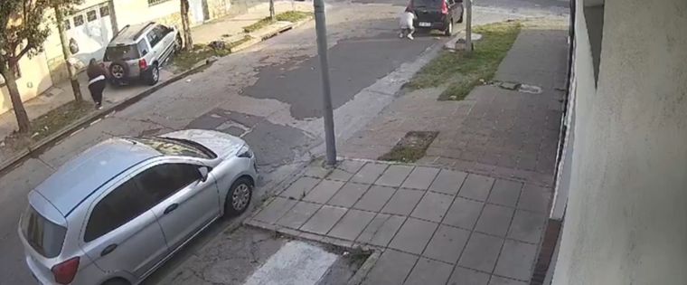 Tras el intento de robo, los motochorros regresaron y dispararon contra los testigos.  Foto: Captura de pantalla