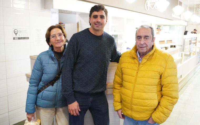 Sábado al mediodía en Jebbs, la panadería de Chacras que también es confitería. El ministro y sus padres. Un libanés y una italiana han educado a Natalio. Están orgullosos del trabajo hecho. Sábado al mediodía en Jebbs, la panadería de Chacras que también es confitería. El ministro y sus padres. Un libanés y una italiana han educado a Natalio. Están orgullosos del trabajo hecho.