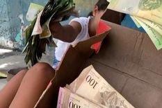 Los niños juegan con billetes de curso legal. Foto: LaVanguardia.