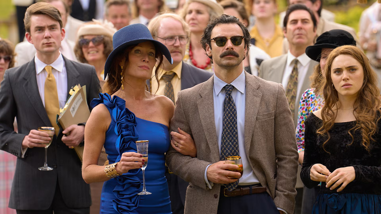 Una serie que retrata con mucha ironía a la alta sociedad de la década de los 80. Una serie que retrata con mucha ironía a la alta sociedad de la década de los 80.