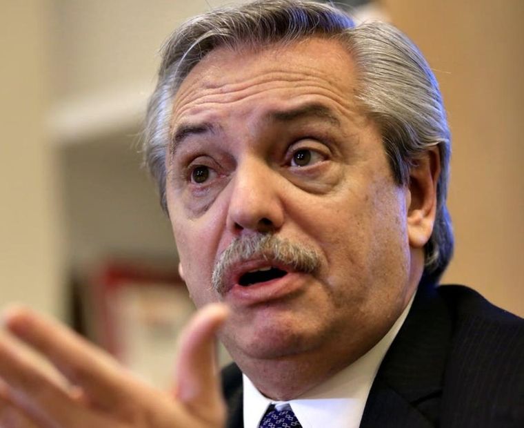 Alberto Fernández se burló de la decisión del Gobierno de que Milei no viaje más en vuelos de línea