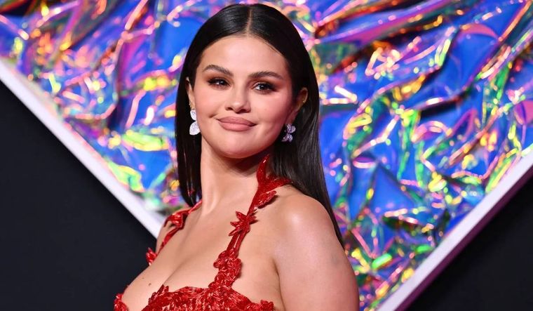 Selena Gomez combate contra una enfermedad diagnosticada en 2015.