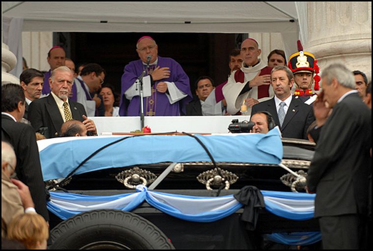 Momento del entierro del ex presidente. Foto: Nacho Gaffuri / MDZ