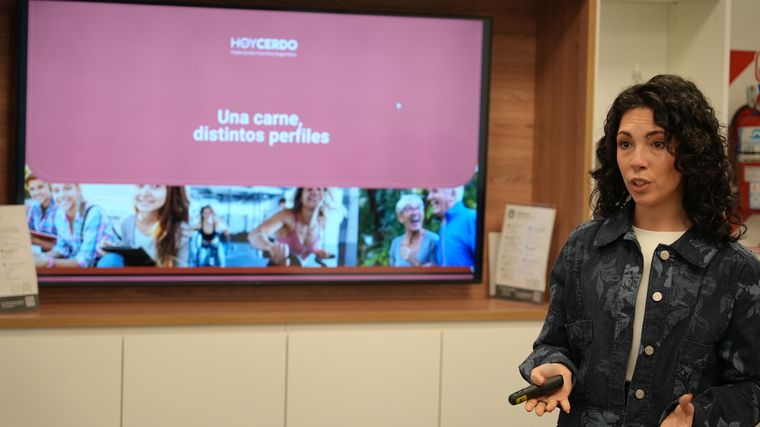 La Lic. Natalia Antar explicó el aporte nutricional de la carne porcina.