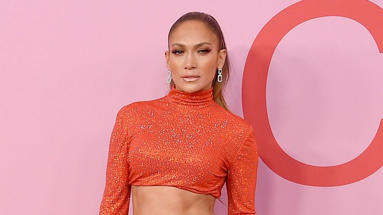 Jennifer López nos muestra las mejores faldas para vernos estilizadas. Foto: Vogue