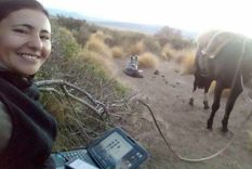 Erika tiene que ir varias veces al día a una loma para seguir sus estudios y recibir las tareas de sus hijas