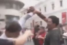 El notero fue agredido varias veces por el mismo hombre. Foto: Captura de video El notero fue agredido varias veces por el mismo hombre. Foto: Captura de video