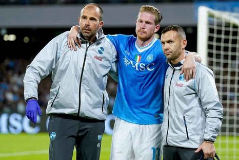 De Bruyne será baja por un largo tiempo en Napoli tras lesionarse en el penal que le convirtió al Inter por la Serie A. De Bruyne será baja por un largo tiempo en Napoli tras lesionarse en el penal que le convirtió al Inter por la Serie A.