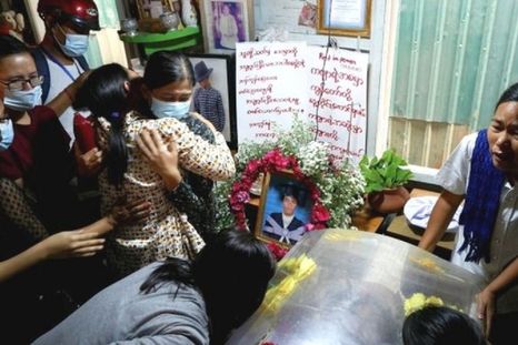 Funeral del manifestante Kyaw Win Maung en Mandalay, el domingo. Foto: REUTERs