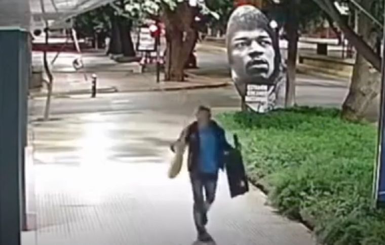 El ladrón rompió una vidriera y se llevó varios instrumentos musicales en pleno centro de Mendoza Foto: Redes sociales