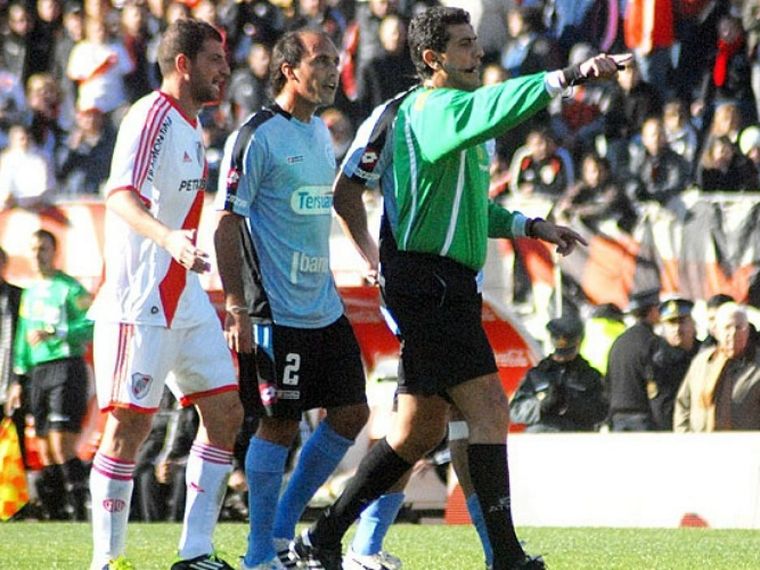 Sergio Pezzotta no le dio un claro penal a River y recibió amenazas en su vestuario