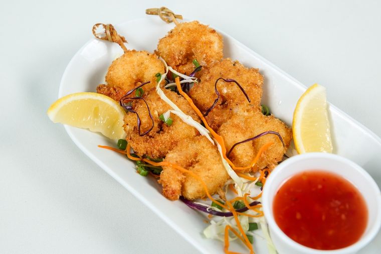 Aunque los camarones empanados son populares en todo el mundo, su preparación combina recetas de la cocina asiática (como el tempura) y occidental (como el empanado clásico). Aunque los camarones empanados son populares en todo el mundo, su preparación combina recetas de la cocina asiática (como el tempura) y occidental (como el empanado clásico).