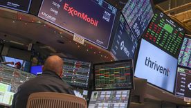 los bonos argentinos retroceden y las acciones suben en la primera rueda de la semana