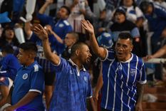 El Tomba va por todo ante un gran marco en el Malvinas Foto: Juan Ignacio Blanco/MDZ