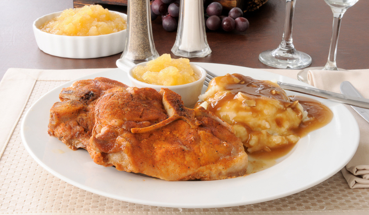 Chuletas de cerdo con puré de manzana: sabor y elegancia en tu cena Foto: Shutterstock