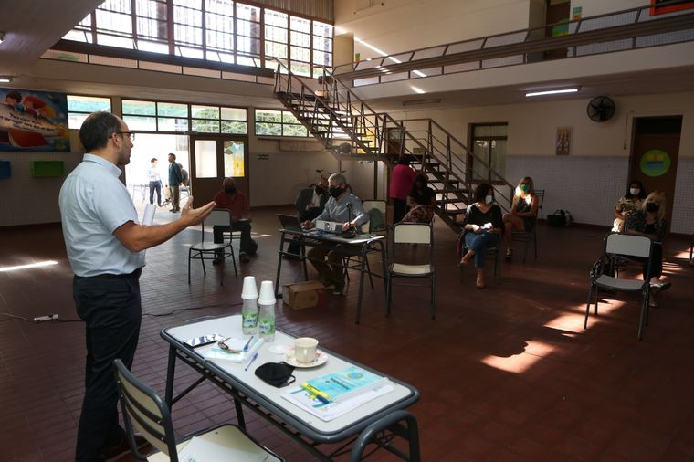 José Thomas junto a funcionarios municipales de Educación.