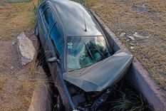 La conductora perdió el control del vehículo y terminó adentro del zanjón Foto: Emilce Vargas Ferrara/MDZ