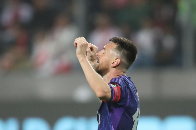 Messi marcó un doblete y los hinchas de Perú estallaron contra su DT Foto: EFE