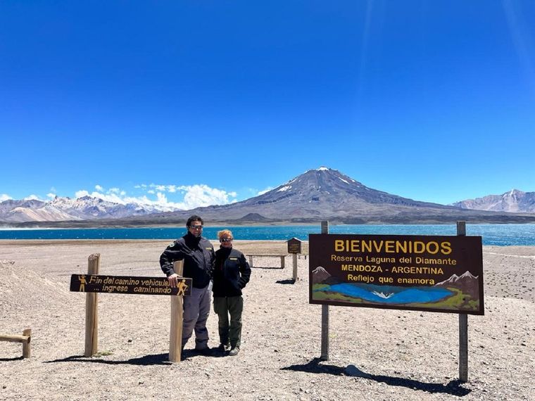Cristina trabaja todos los días frente al imponente marco que brinda la Laguna del Diamante Foto: Foto: Andrea Ginestar/MDZ