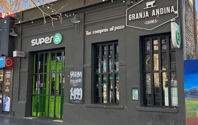 Las puertas de algunos locales de Super A, como el de calle Arístides, arrancaron el mes de septiembre cerradas ante la venta a Carrefour. 