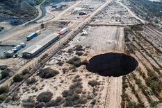 El socavón ha causado una gran alarma ambiental. Foto: T13.