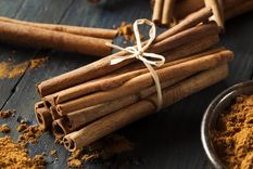 La canela es uno de los trucos que elimina a las plagas de la plantas del jardín Foto: Shutterstock