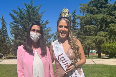 MDZol | Cecilia Páez junto a la Virreina de Luján de Cuyo. Foto: Gentileza