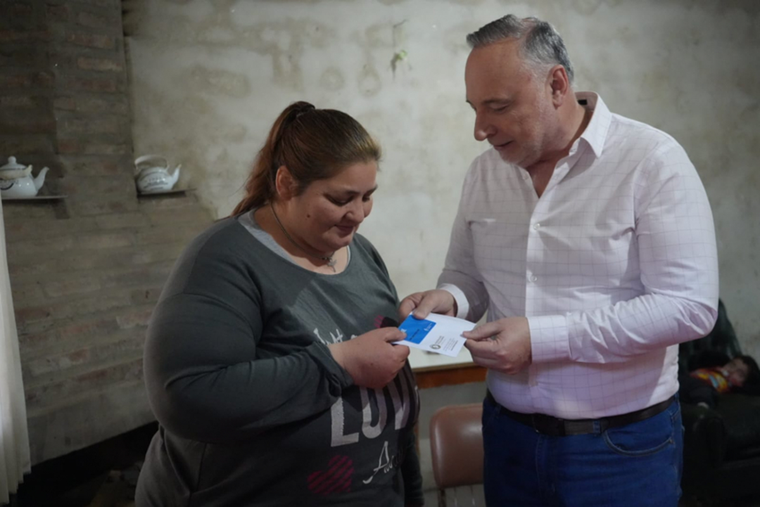 El intendente Eduardo Accastello entregó tarjetas SUBE en barrio San Martín. Foto: Municipio de Villa María