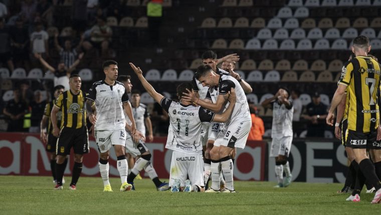 Lencioni festeja el empate ante Deportivo Madryn. Gimnasia lo quiere en el 2026. 