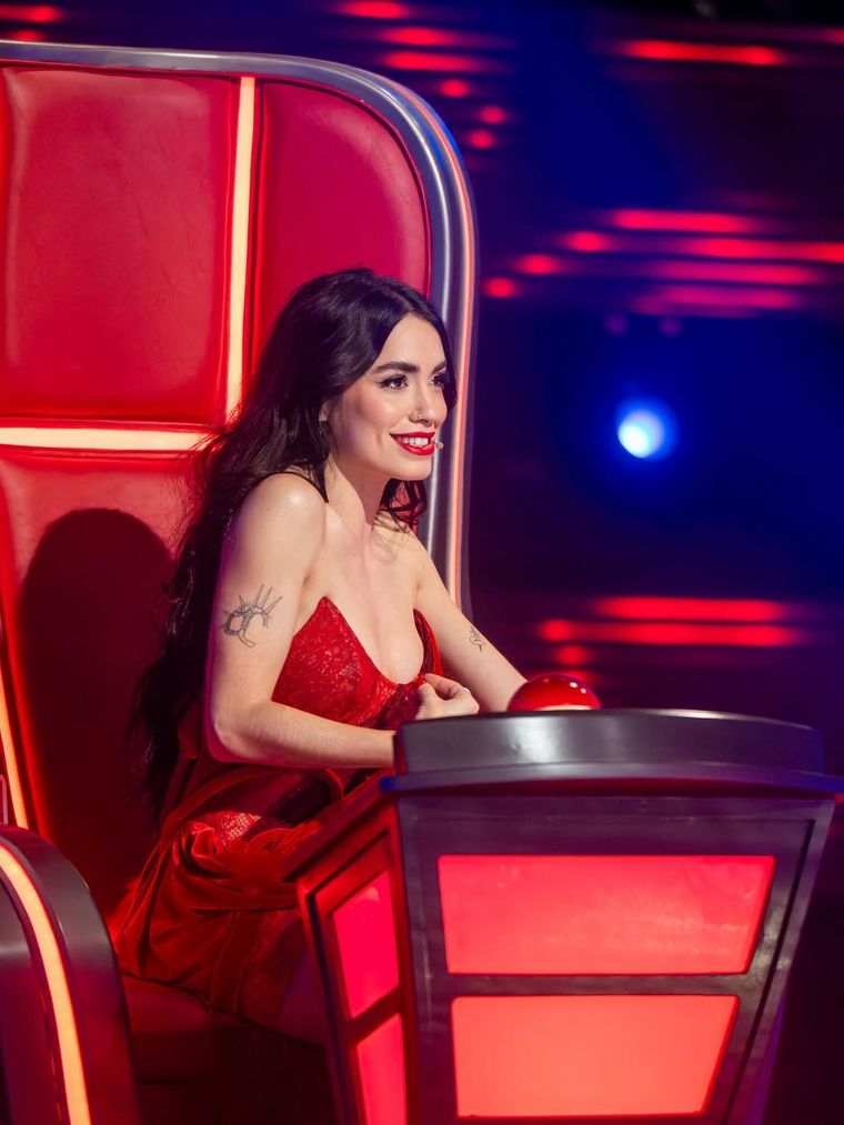 Lali Espósito y un look rojo que marcó la noche de Playoffs. Lali Espósito y un look rojo que marcó la noche de Playoffs.