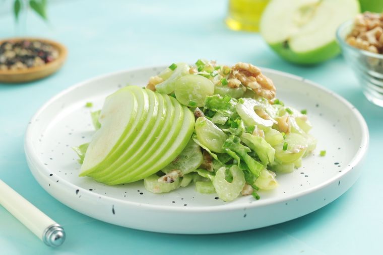 Esta receta de ensalada Waldorf originalmente solo llevaba manzana, apio y mayonesa; las nueces se incorporaron después. Esta receta de ensalada Waldorf originalmente solo llevaba manzana, apio y mayonesa; las nueces se incorporaron después.