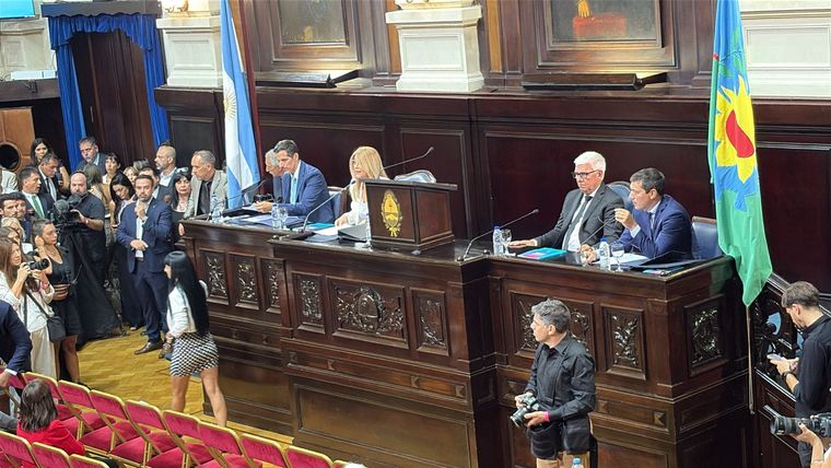 Acaba de empezar la asamblea legislativa, presidida por Verónica Magario. Acaba de empezar la asamblea legislativa, presidida por Verónica Magario.