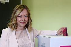 La primera ministra italiana, Giorgia Meloni, vota en las elecciones al Parlamento Europeo, en Roma, Italia, el 8 de junio de 2024 Foto: REUTERS/Yara Nardi
