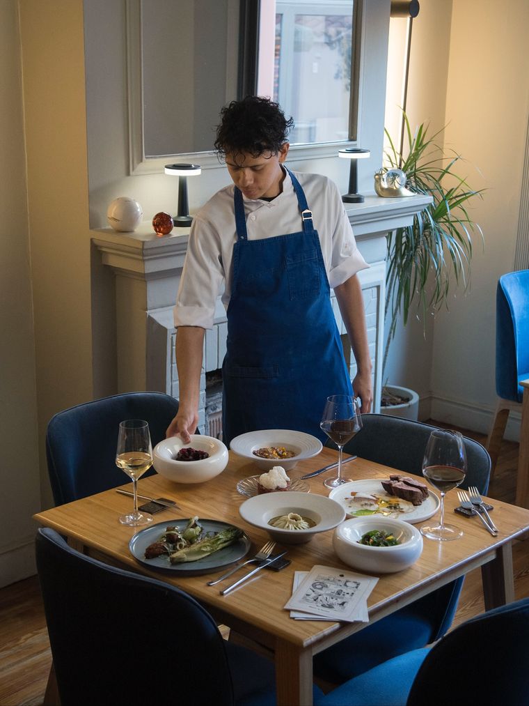 Centauro está sobre la calle Perú a pocos metros de la calle Sarmiento. Centauro está sobre la calle Perú a pocos metros de la calle Sarmiento.