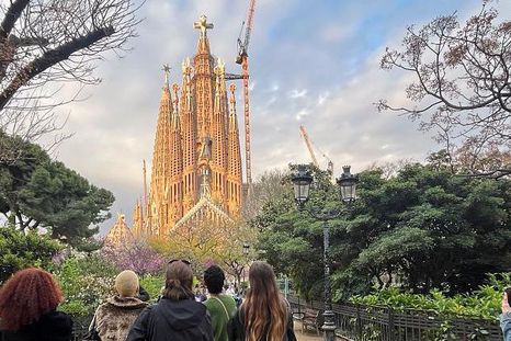 Gaudí se inspiró en el conocimiento histórico para reinventar la arquitectura contemporánea. Gaudí se inspiró en el conocimiento histórico para reinventar la arquitectura contemporánea.